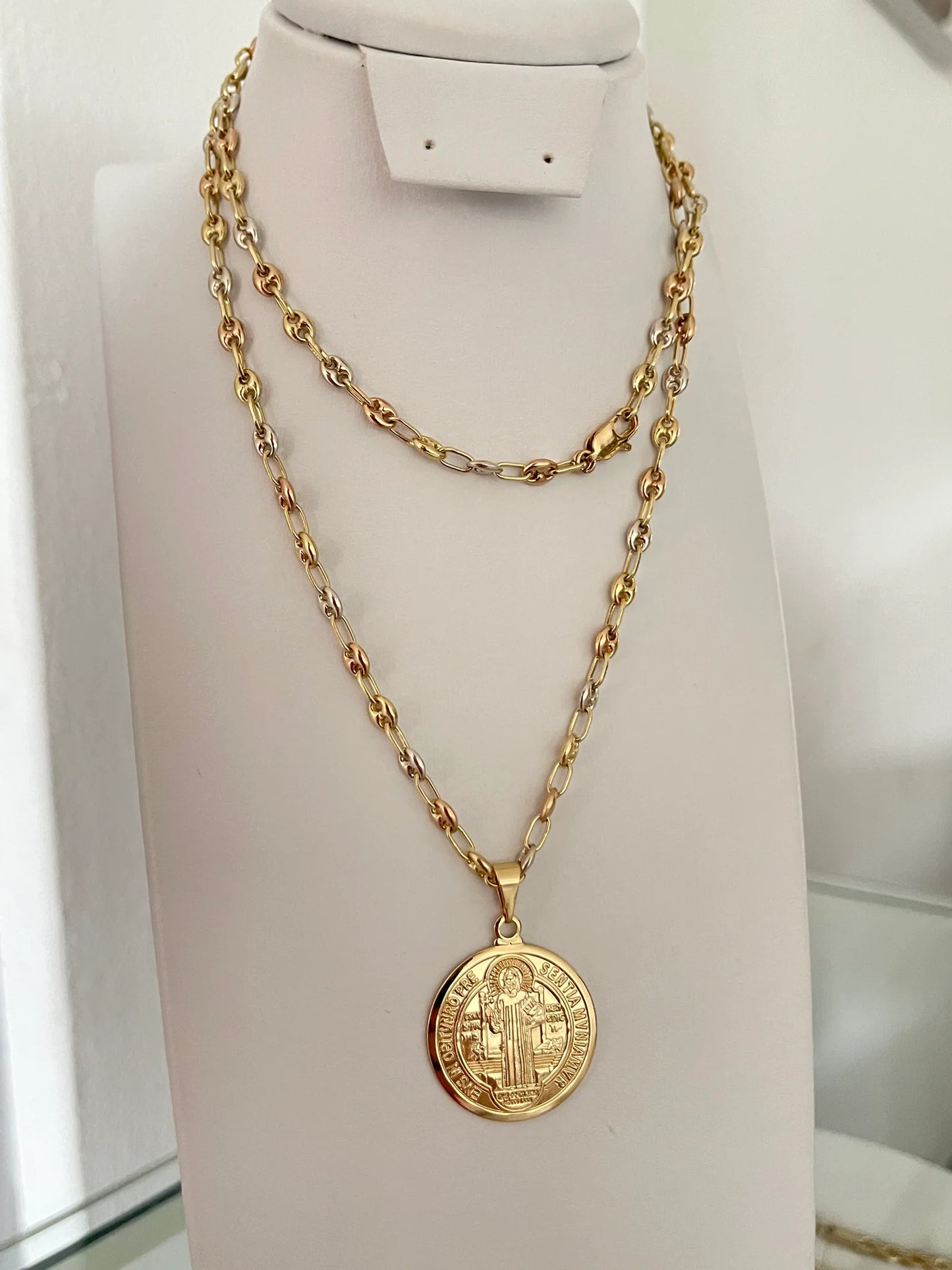 Cadena Gucci3 oros (60cm ) + Dije San Benito Exclusive