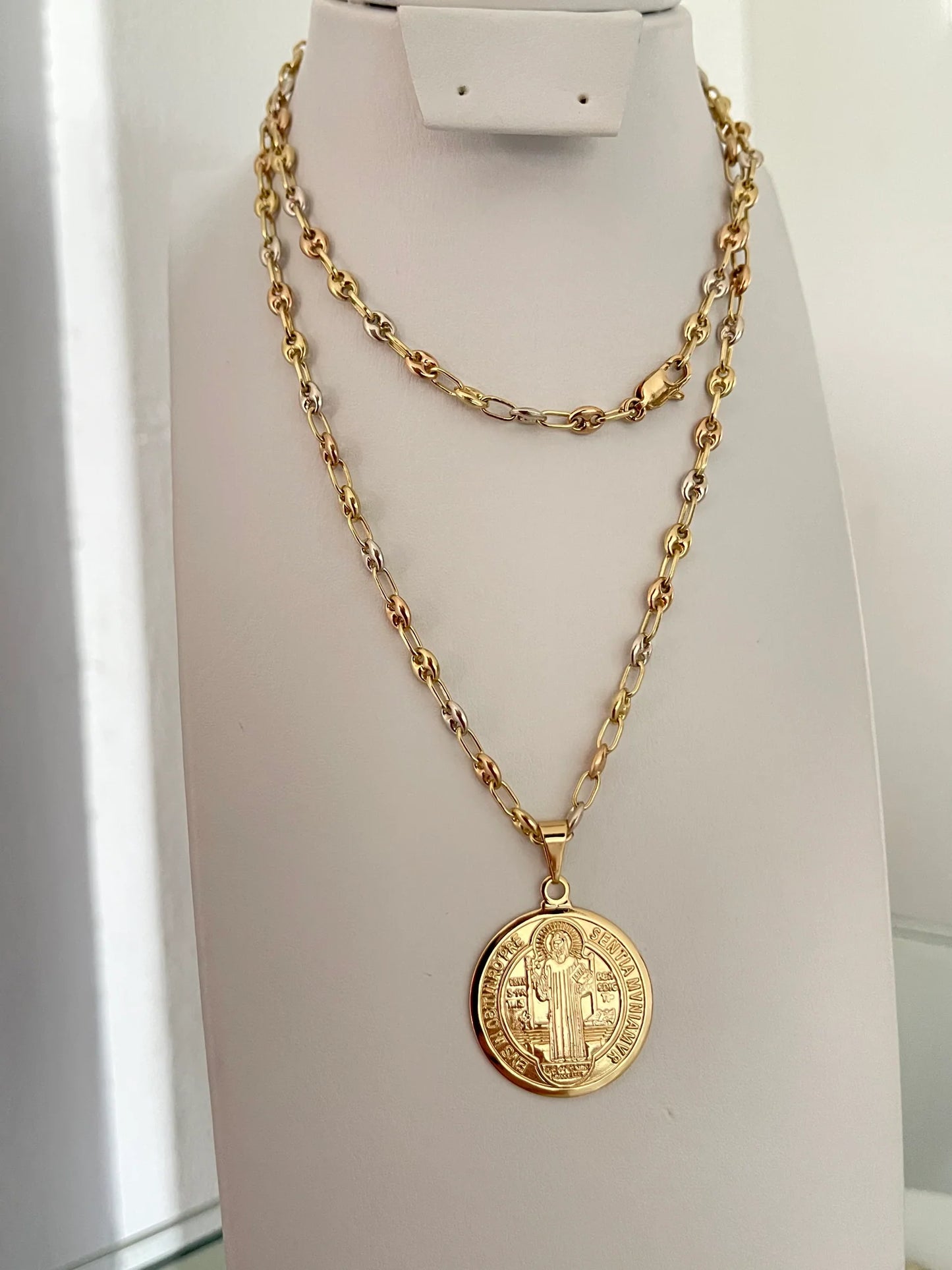 Cadena Gucci3 oros (60cm ) + Dije San Benito Exclusive